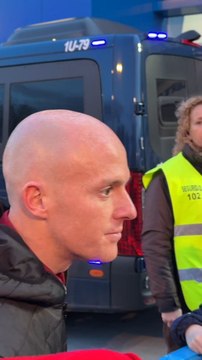 Isi se baja del bus para arropar a los aficionados del Rayo Vallecano desplazados a Butarque