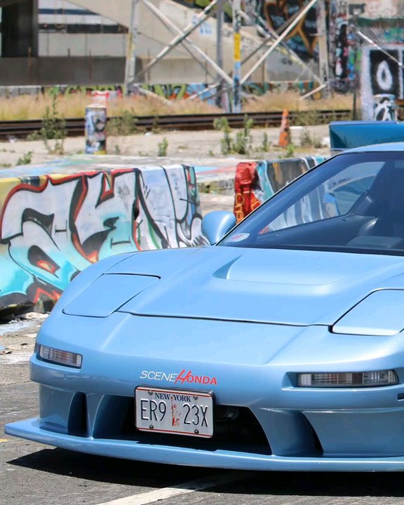 Just vibing with the crew in the heart of Los Angeles, posted up in Downtown Los Angeles for a spontaneous mini photo shoot. The skyline hitting different in  #acuransx #nsx #mr24hrs #hondansx #boyleheights