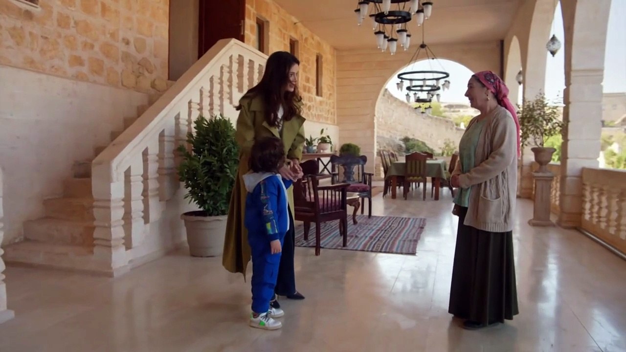 En tierra lejana (Uzak Şehir) - Capítulo 2 1/2