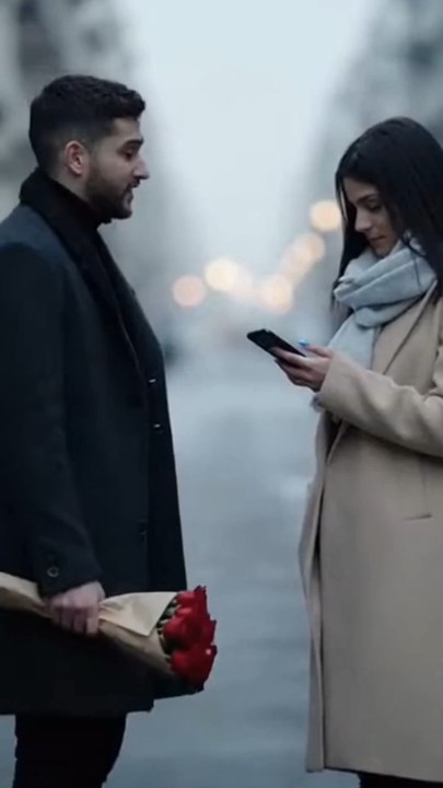 Les fleurs, c’est mignon… mais elle a ses priorités 🌿😂