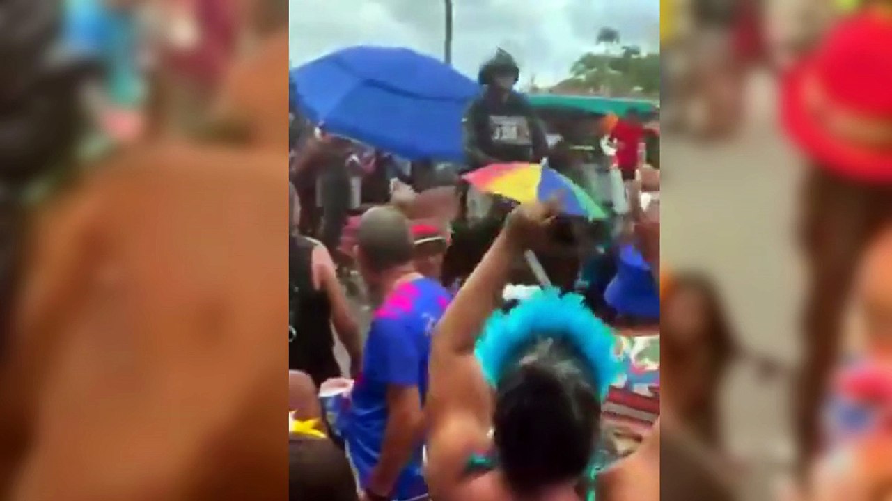 VÍDEO: Foliões são levados ao hospital após cavalo da PM se assustar com música e cair em Recife