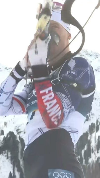 Le Suédois Martin Ponsiluoma réalise une course incroyable et décroche l’or olympique après un dernier tir parfait qui fait exploser la course.🥈 Le Norvégien Sturla Holm Laegreid prend l’argent, tandis que 🇫🇷 Émilien Jacquelin arrache le bronze