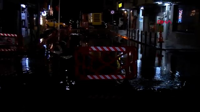 İzmir’de sağanak; cadde ve sokaklar göle döndü