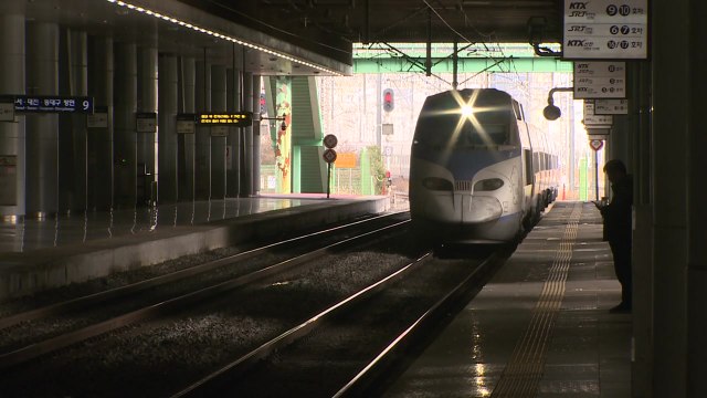 귀성 설렘 가득한 부산역...여행객도 '북적' / YTN
