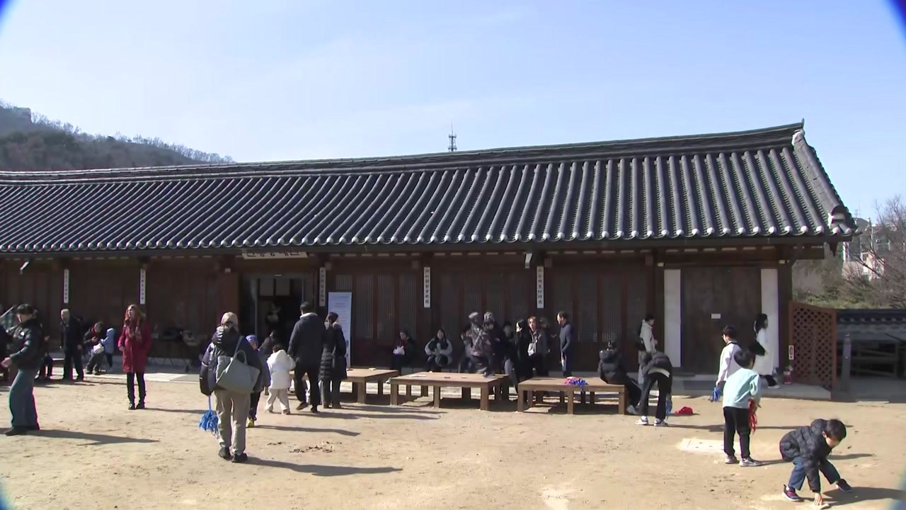 한옥마을에서 즐기는 '설맞이' 축제...나들이객 '발길' / YTN