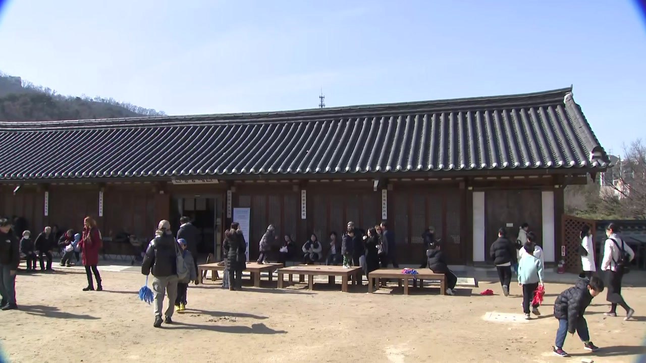 고즈넉한 한옥에서 전통 체험...설맞이 축제 '한창' / YTN