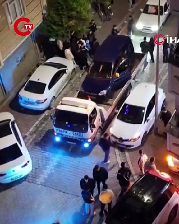 Ses sistemli araç yükledikleri çakarlı çekiciyle trafiği felç eden magandalar kamerada