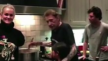 2017 – Johnny Hallyday – Johnny dans sa cuisine pour le pot-au-feu de Jean Imbert (25 octobre)
