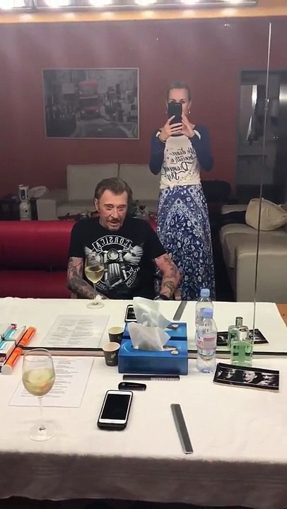 2017 – Johnny Hallyday – Dans sa loge avec Les Vieilles Canailles à Rouen (26 juin)