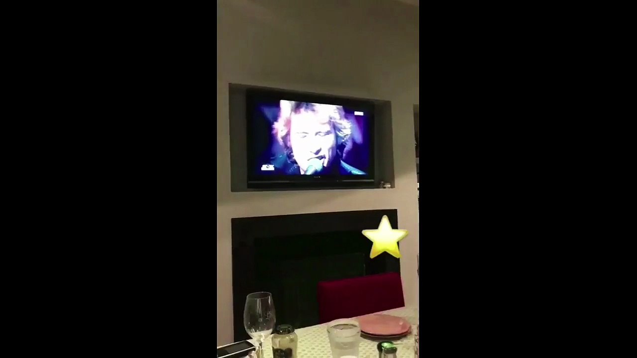 2017 – Johnny Hallyday – Johnny regarde chez lui l’émission La Story de Johnny Hallyday (28 octobre)