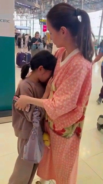 ต่าย ชุติมา สวมกอดน้องพิพิมทั้งน้ำตา เมื่อต้องส่งลูกสาวไปเรียนที่ต่างประเทศ