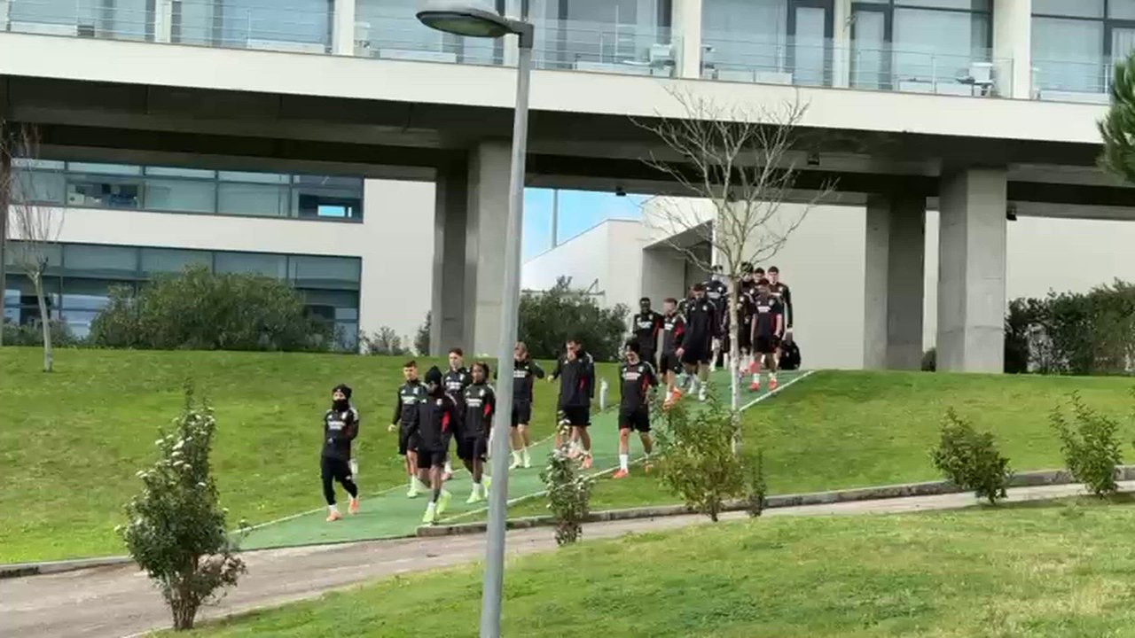 Los jugadores del Benfica llegan al entrenamiento para enfrentar al Real Madrid