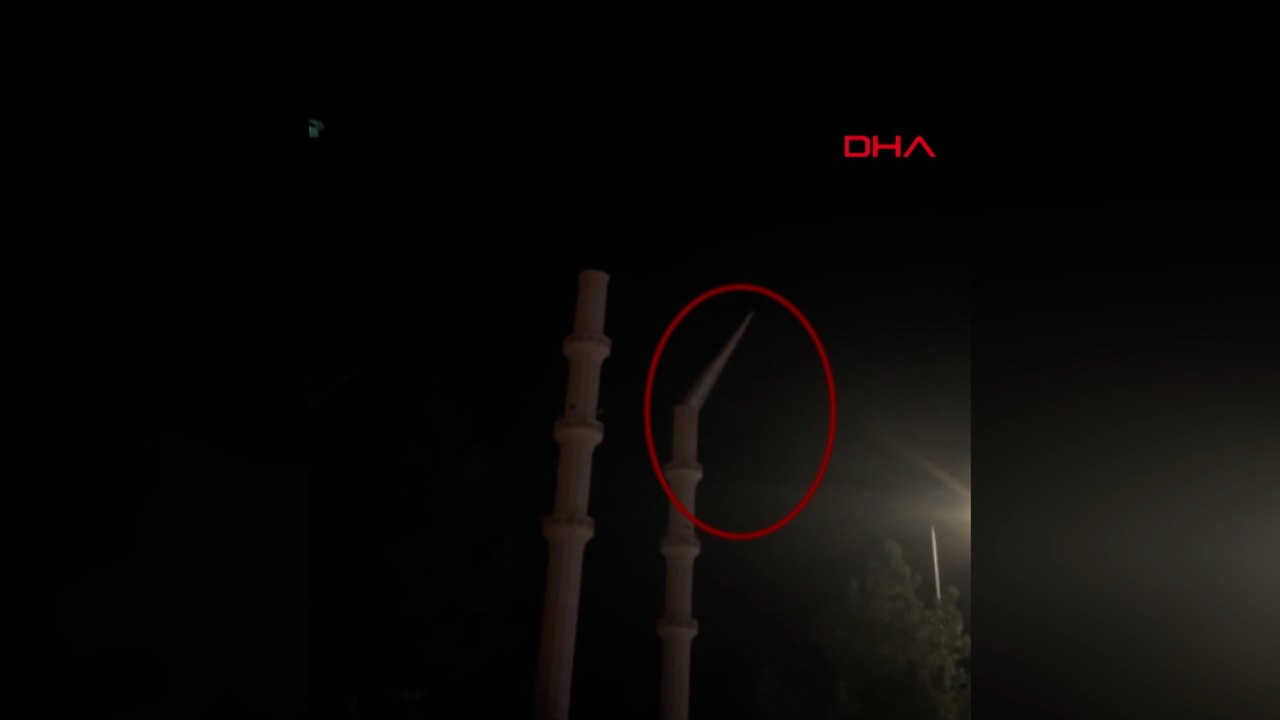 Şiddetli rüzgardan 2 minarenin alemi yıkıldı