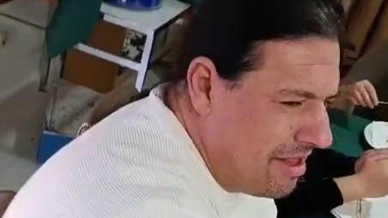 Alberto 'El Coletas' besa a Salma, en una celebración familiar, el 1 de noviembre de 2025.