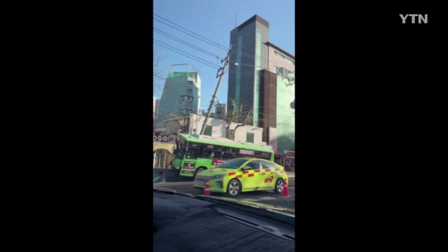 시내버스가 전신주 '쾅'...빌라 화재로 1명 사망 / YTN