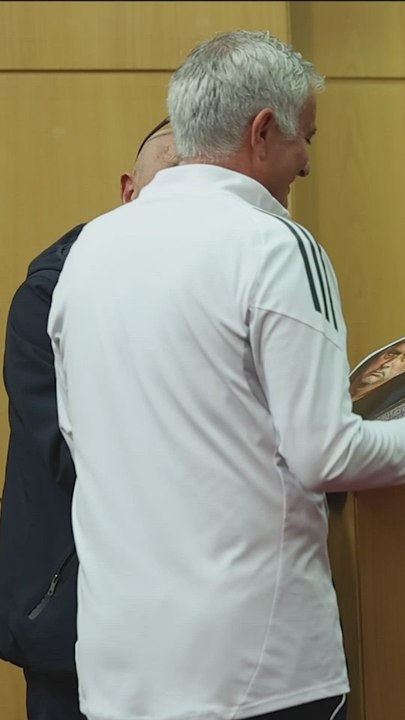 El regalo a Mourinho en plena rueda de prensa previa al Benfica - Real Madrid