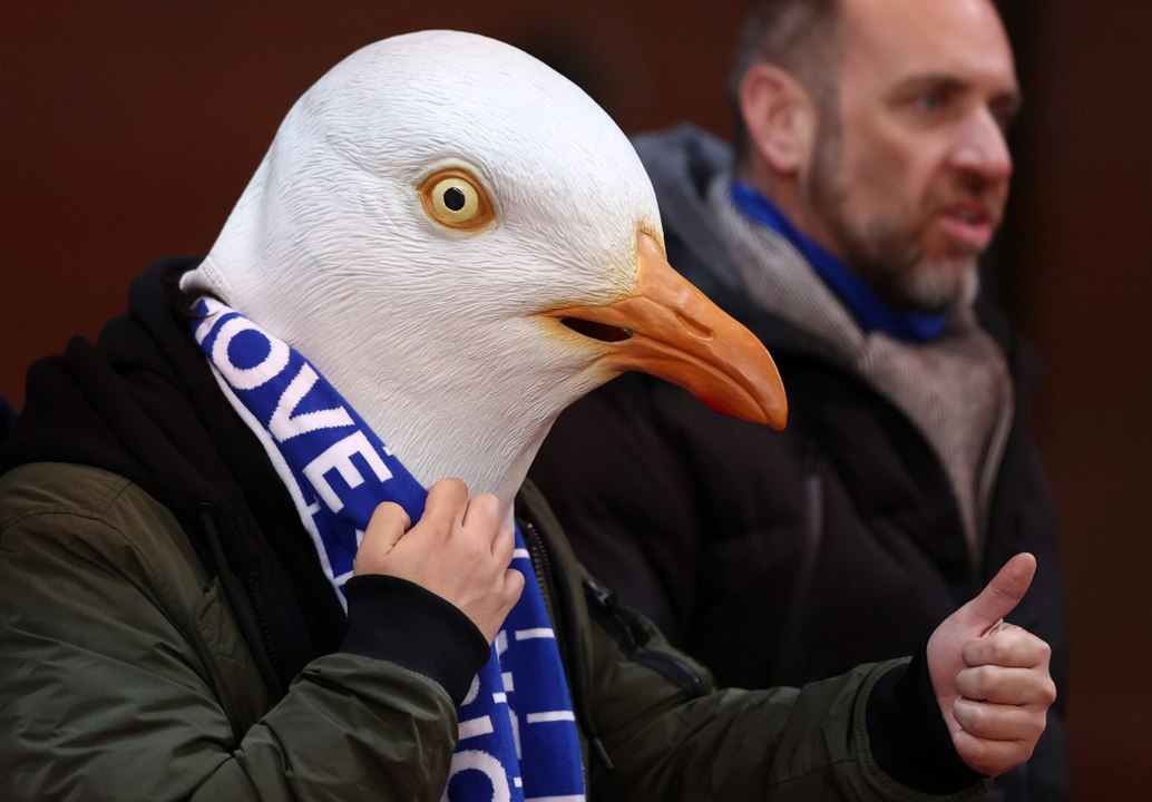 Un gabbiano ad Anfield! Tifoso del Brighton mascherato assiste al match contro il Liverpool