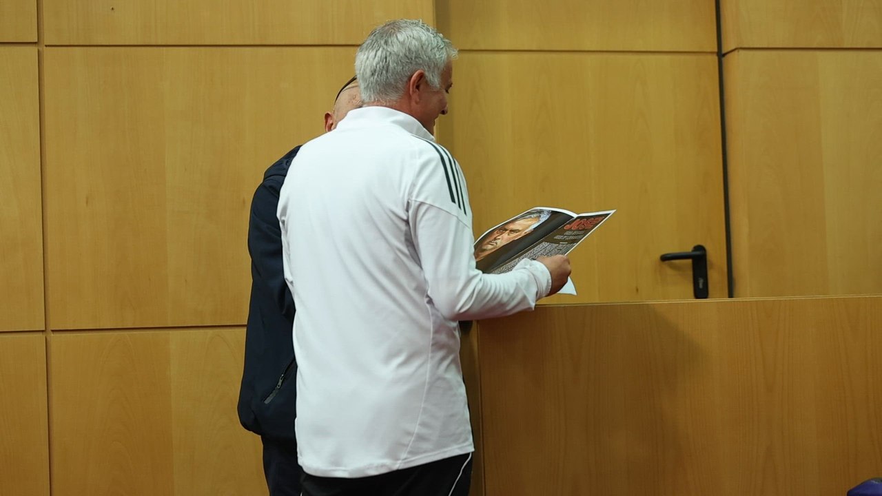 EL SORPRENDENTE REGALO A MOURINHO EN PLENA RUEDA DE PRENSA ANTES DEL BENFICA – REAL MADRID