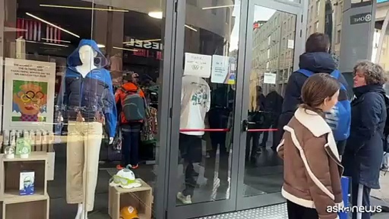 Olimpiadi, una tifosa Usa in coda per i souvenir: "Adoro Milano"