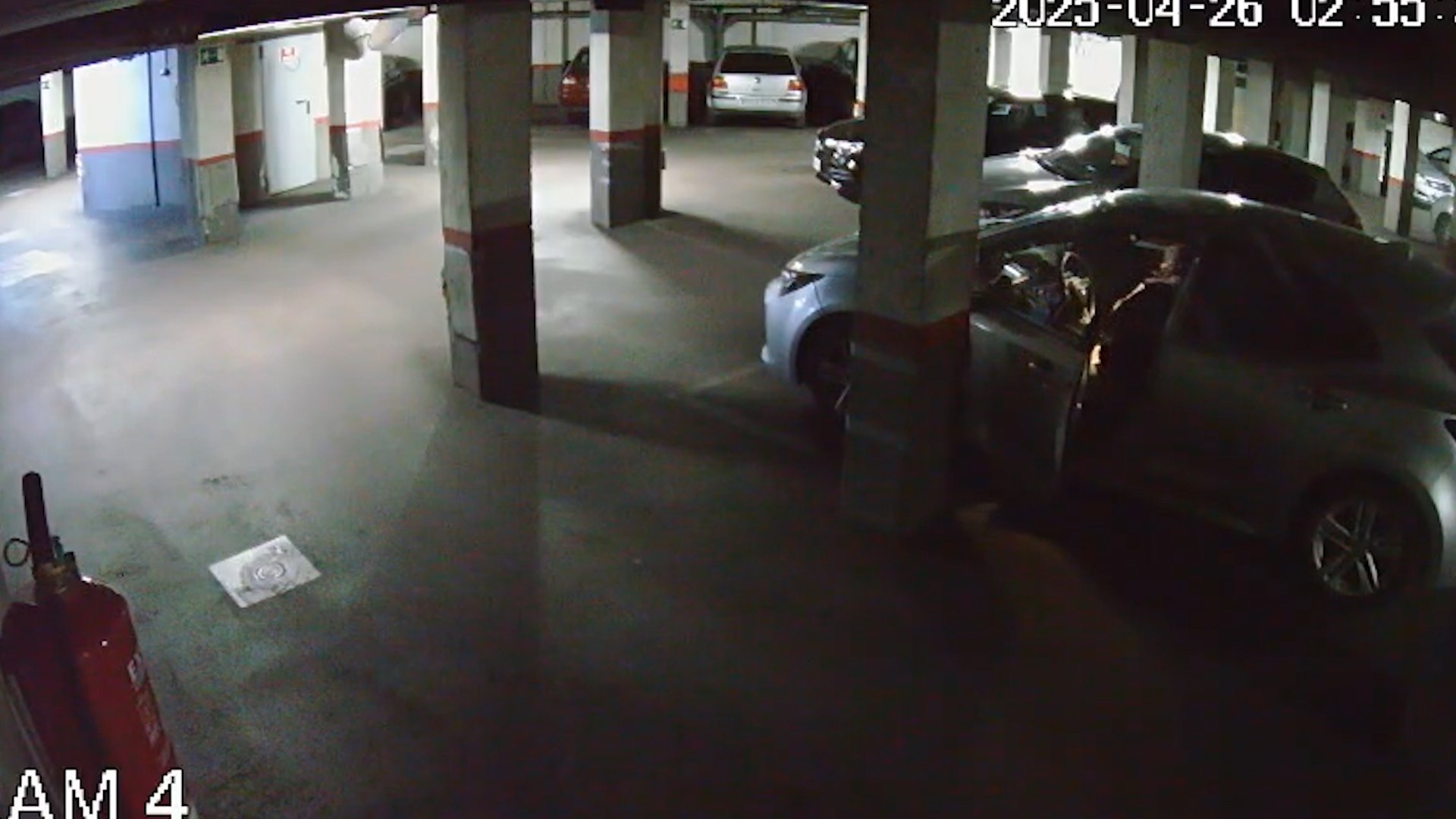 La Polic�a Nacional ha detenido a un hombre espa�ol de 42 a�os como presunto responsable de hasta 60 robos con fuerza cometidos en el interior de veh�culos estacionados en garajes comunitarios del distrito madrile�o de Puente de Vallecas. Tras pasar a disposici�n judicial, el arrestado ha ingresado en prisi�n por orden del juez, dada la reiteraci�n de los hechos y la gravedad de los mismos.
La investigaci�n se puso en marcha despu�s de que los agentes tuvieran constancia de un notable incremento de denuncias por robos en coches aparcados en garajes de la zona. A medida que avanzaron las pesquisas, los investigadores comprobaron que todos los hechos denunciados respond�an a un mismo patr�n de actuaci�n, lo que apuntaba a un �nico autor.
Seg�n las averiguaciones policiales, el detenido actuaba siguiendo un m�todo muy concreto: permanec�a oculto en las inmediaciones de los inmuebles y vigilaba los accesos hasta encontrar el momento oportuno. Cuando alg�n vecino abr�a la puerta del garaje para entrar o salir con su veh�culo, el sospechoso aprovechaba para colarse sin levantar sospechas y cometer los robos en el interior de los coches estacionados.