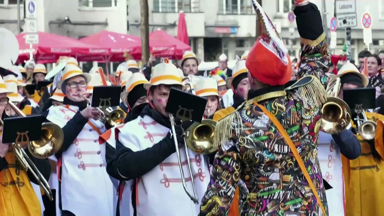 Германия: на Розовый понедельник в Кёльне платф...