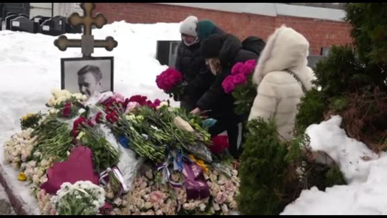 Canti, fiori e preghiere davanti alla tomba di Navalny