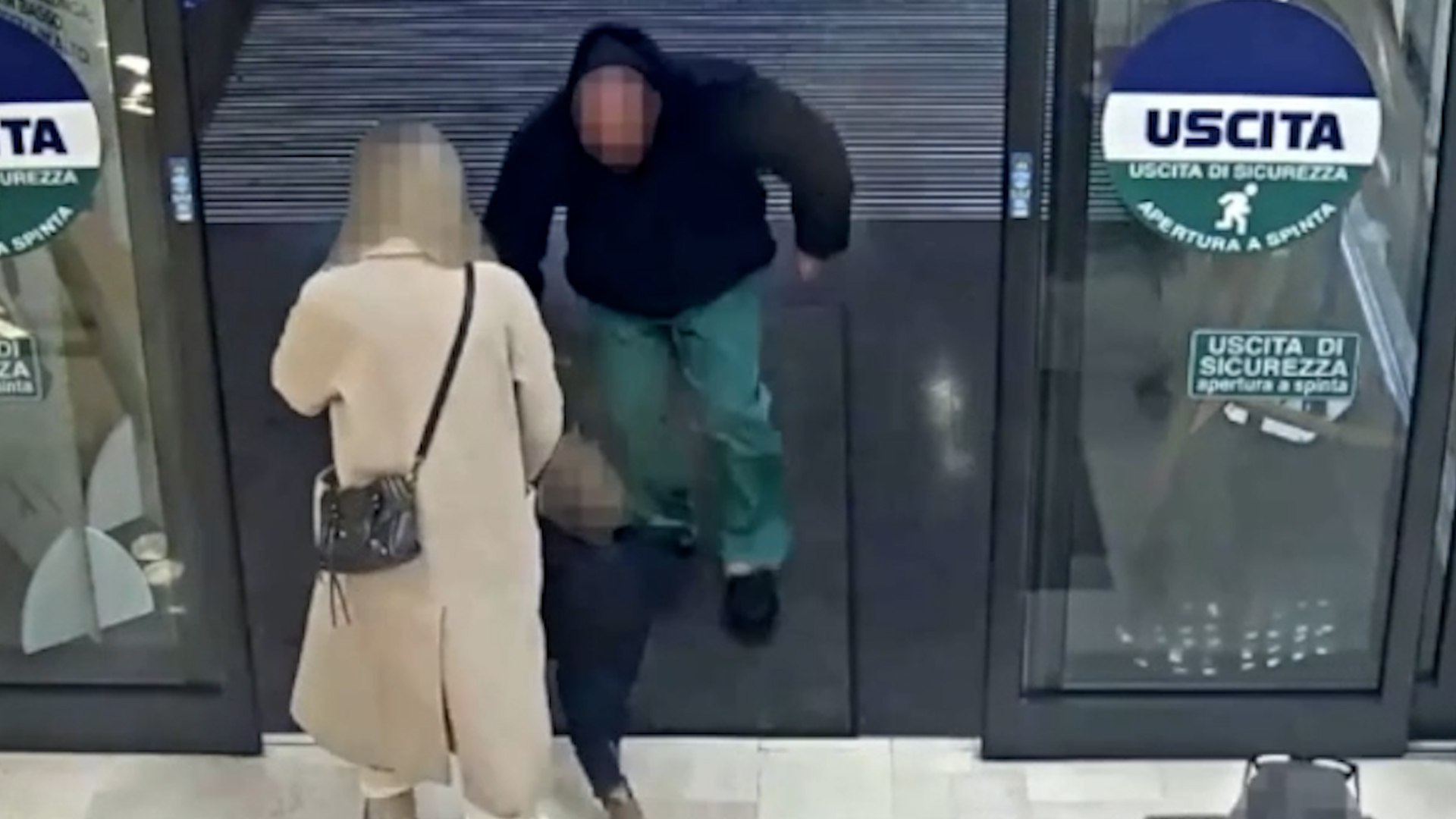 Las puertas de un supermercado de B�rgamo se abren, la madre camina de la mano con su hija de un a�o y medio hacia la salida, el padre de la ni�a est� a su lado empujando el carrito de la compra. Justo antes de que crucen el umbral, un hombre de 47 a�os, rumano, sin domicilio fijo, los intercepta, agarra a la peque�a por la pierna derecha y tira de ella, tratando de arrancarla de los brazos de su madre, que no la suelta. La terrible agresi�n, que dur� unos segundos, fue grabada por las c�maras del supermercado Esselunga. El hombre, retenido por el marido, los guardias de seguridad y otros clientes, fue detenido por la polic�a y llevado a prisi�n por intento de secuestro agravado y lesiones, tambi�n agravadas. La ni�a, zarandeada, tiene un f�mur roto.