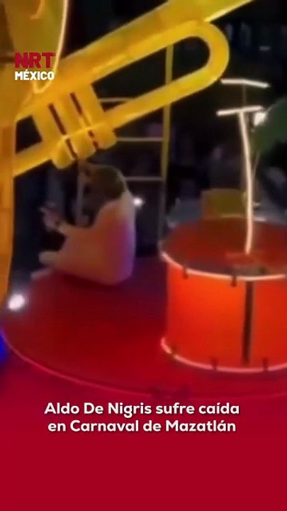 🎭✨ Aldo De Nigris sufrió una ligera caída durante el Carnaval de Mazatlán; sin embargo, continuó con gran actitud, contagiado por la alegría y euforia de los asistentes