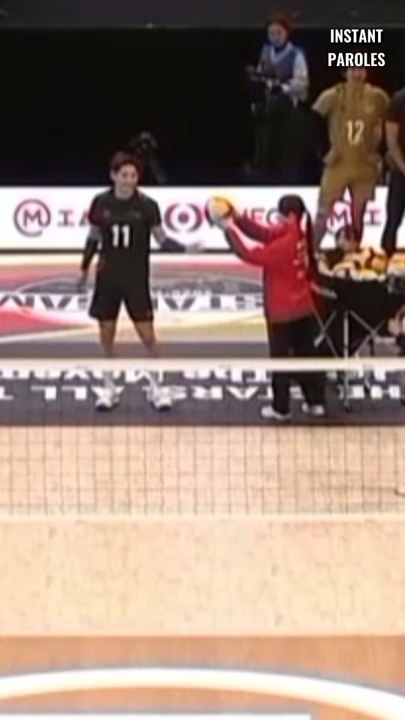 Ce joueur de volley-ball surprend tout le public en réalisant ce geste