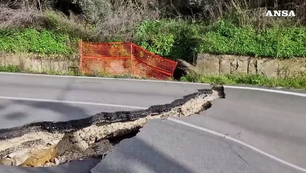 Niscemi, anche la Sp10 colpita dagli effetti della frana