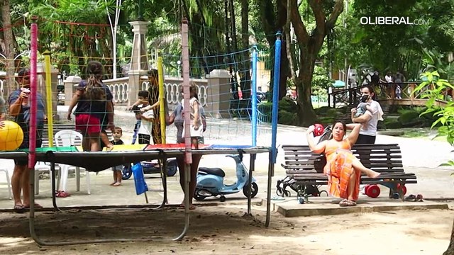 Longe da estrada, moradores aproveitam o Carnaval em pontos turísticos de Belém