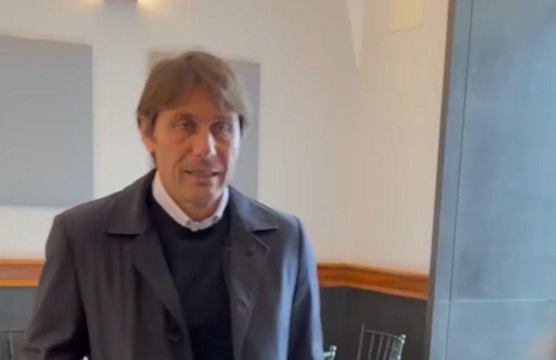 Pranzo con la famiglia per mister Conte: regalo speciale ricevuto dal tecnico azzurro