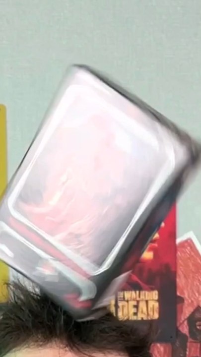 Ouverture de 2ème booster de la box Topps Stranger Things !