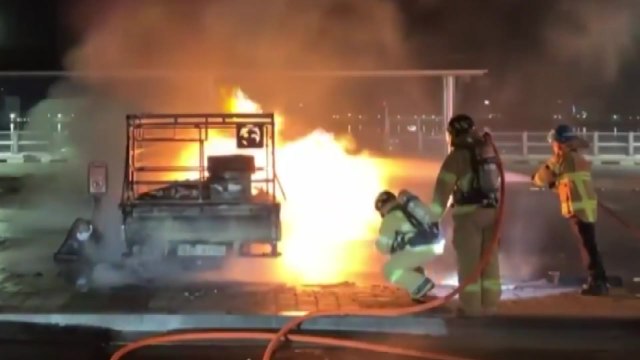 군산 수산물시장 주차장서 트럭 화재...다친 사람 없어 / YTN