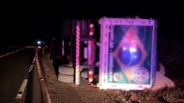 Caminhão carregado com farelo tomba na BR-369 em Cascavel