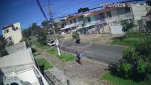 Ladrão invade casa, tranca mulheres em banheiro e foge com bicicleta