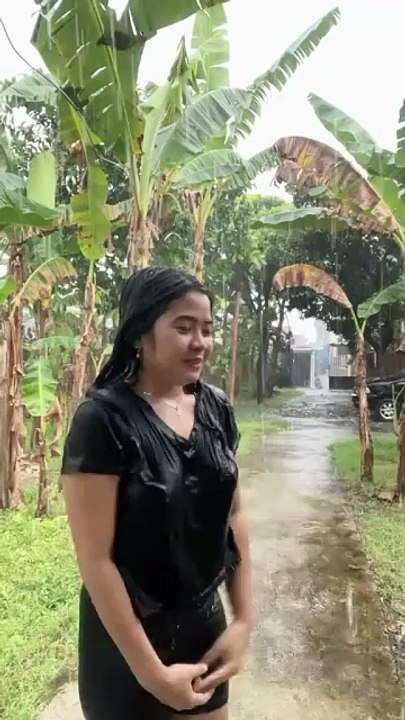 Definisi healing jalur langit. 🌧️ Kadang air mata emang paling enak disamarkan sama air hujan. Siapa yang validasi kalau hujan itu obat rindu paling ampuh? Ngacung! ☝️🥺