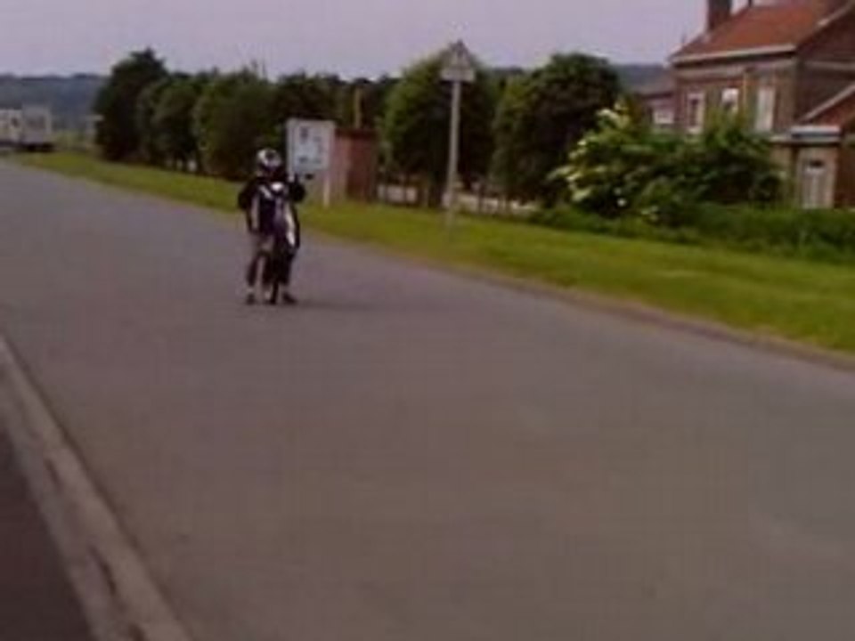 Max en wheeling dans la rue de corsain a maroeuil