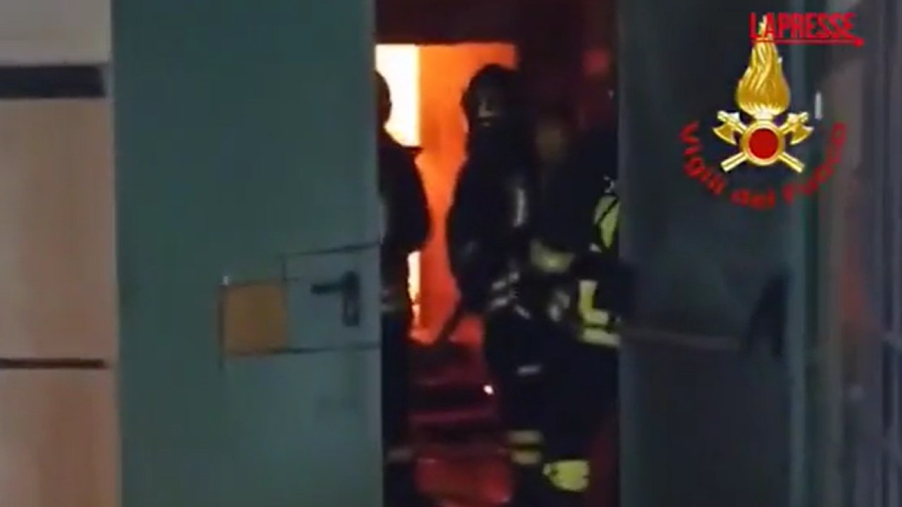 Le immagini dell'incendio al Teatro Sannazaro, l'intervento dei vigili del fuoco