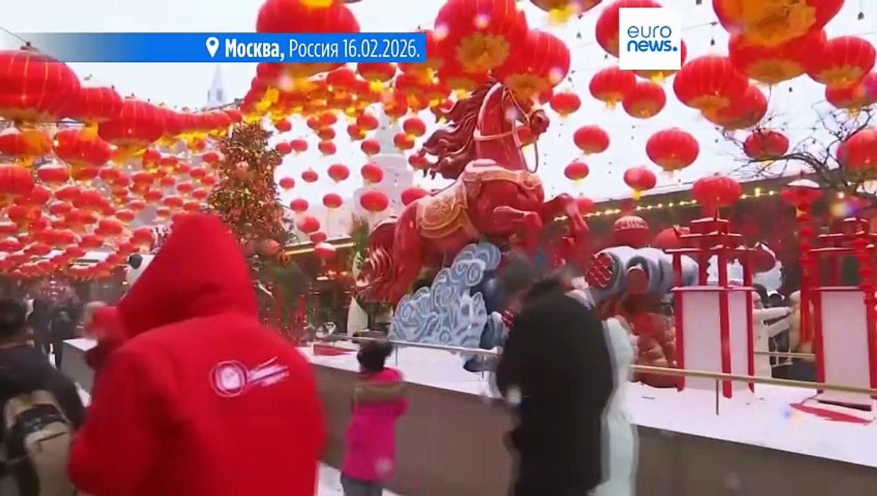 Миллионы людей празднуют лунный Новый год Огненной Лошади