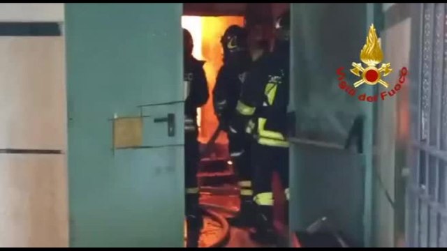 Napoli, in fiamme il teatro Sannazaro: potrebbe esser doloso