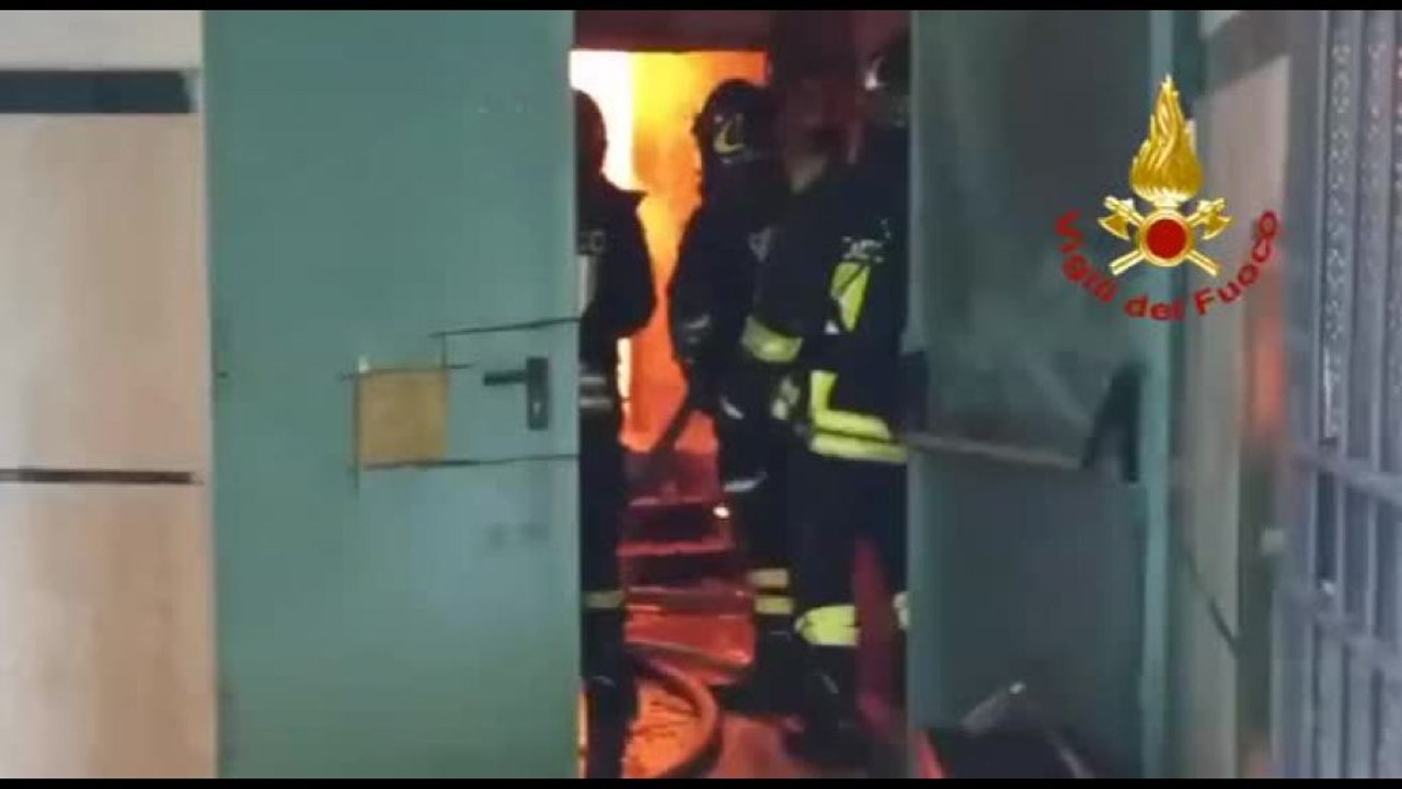 Napoli, in fiamme il teatro Sannazaro: potrebbe esser doloso