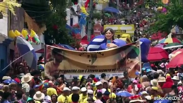 Pupazzi giganti e folla sfilano al Carnevale di Olinda, in Brasile