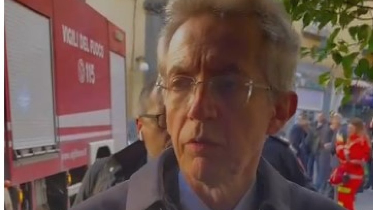 Incendio al teatro Sannazaro, Manfredi: «Faremo di tutto per aiutare i proprietari a ricostruirlo»
