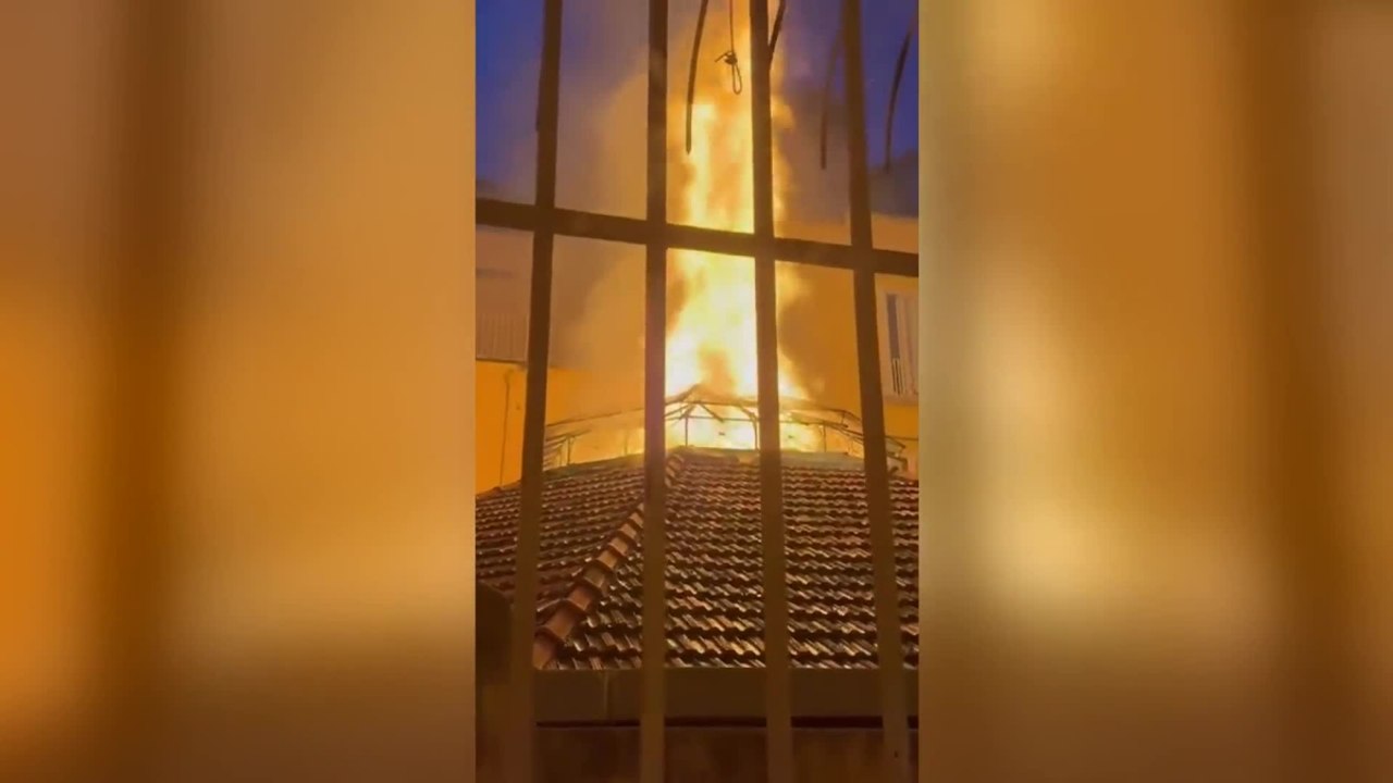 La fiamme avvolgono la cupola del teatro Sannazaro di Napoli: il video