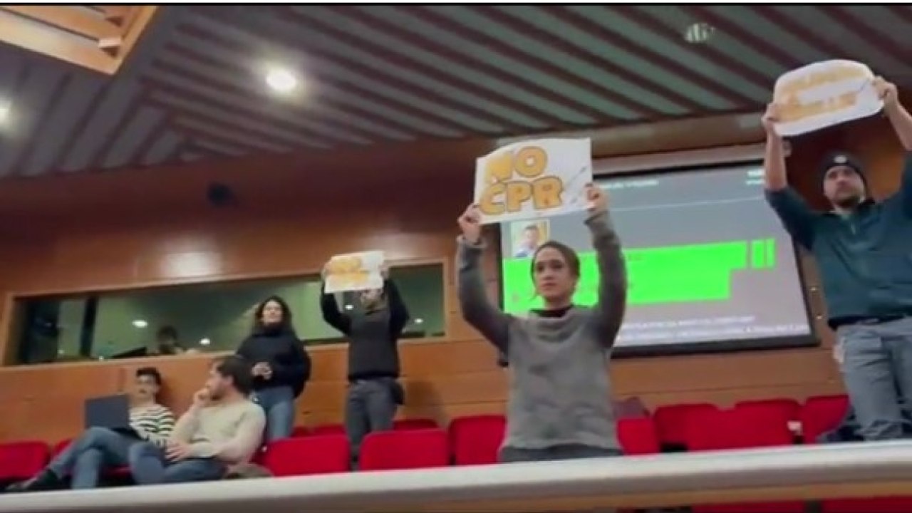 «Mai più Cpr in Emilia-Romagna», il video della protesta in Regione mentre parla de Pascale. gli attivisti: «Fascisti, mandateci i vostri figli»