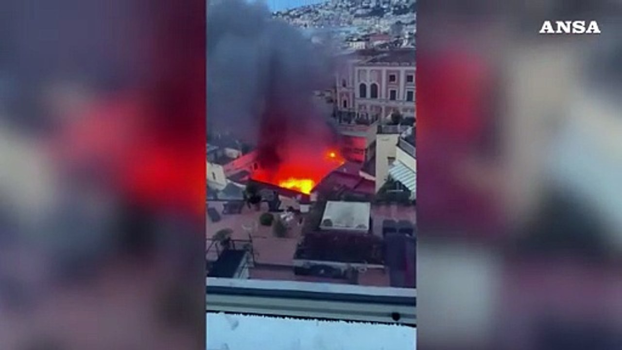 Incendio nel cuore di Napoli, brucia il teatro Sannazaro