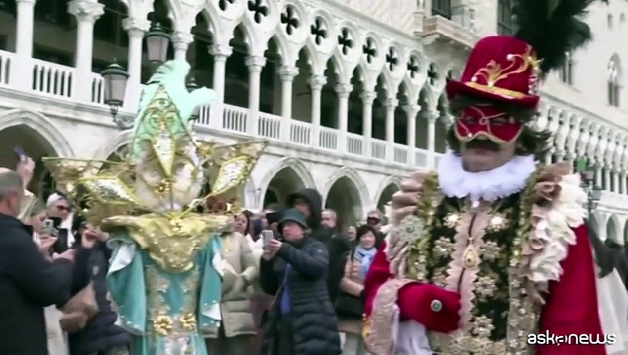 Turisti in maschera a Venezia, si rinnova la magia del Carnevale