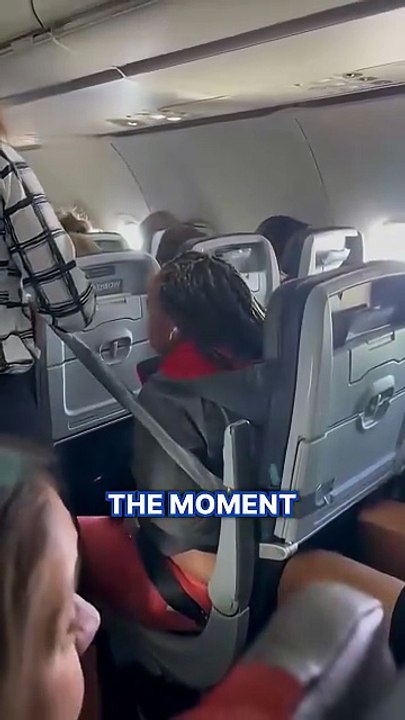 🚨 USA : Passagère hystérique scotchée à son siège après avoir tenté d'ouvrir la porte en plein vol