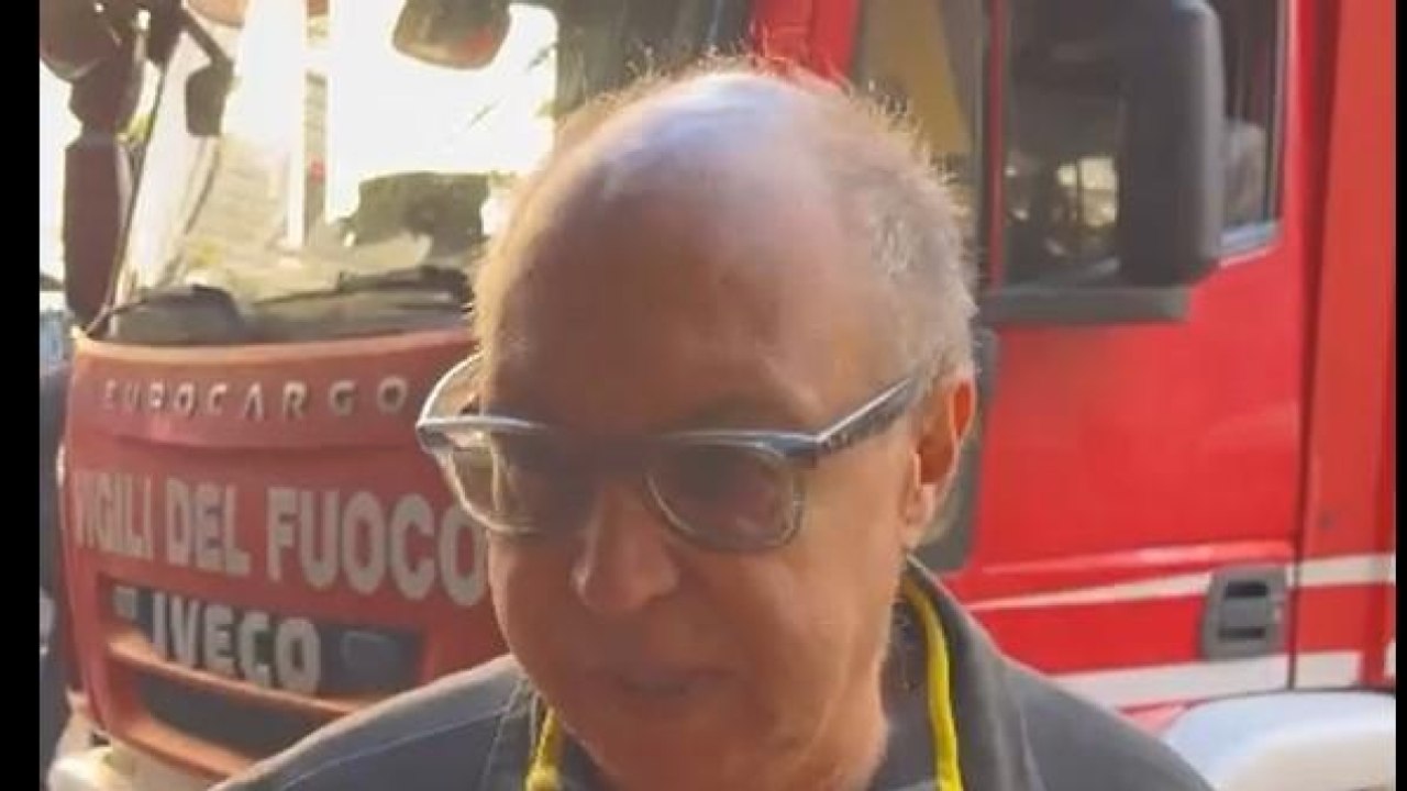 Incendio al Sannazaro, i Vigili del Fuoco: teatro compromesso, sgomberate 22 famiglie